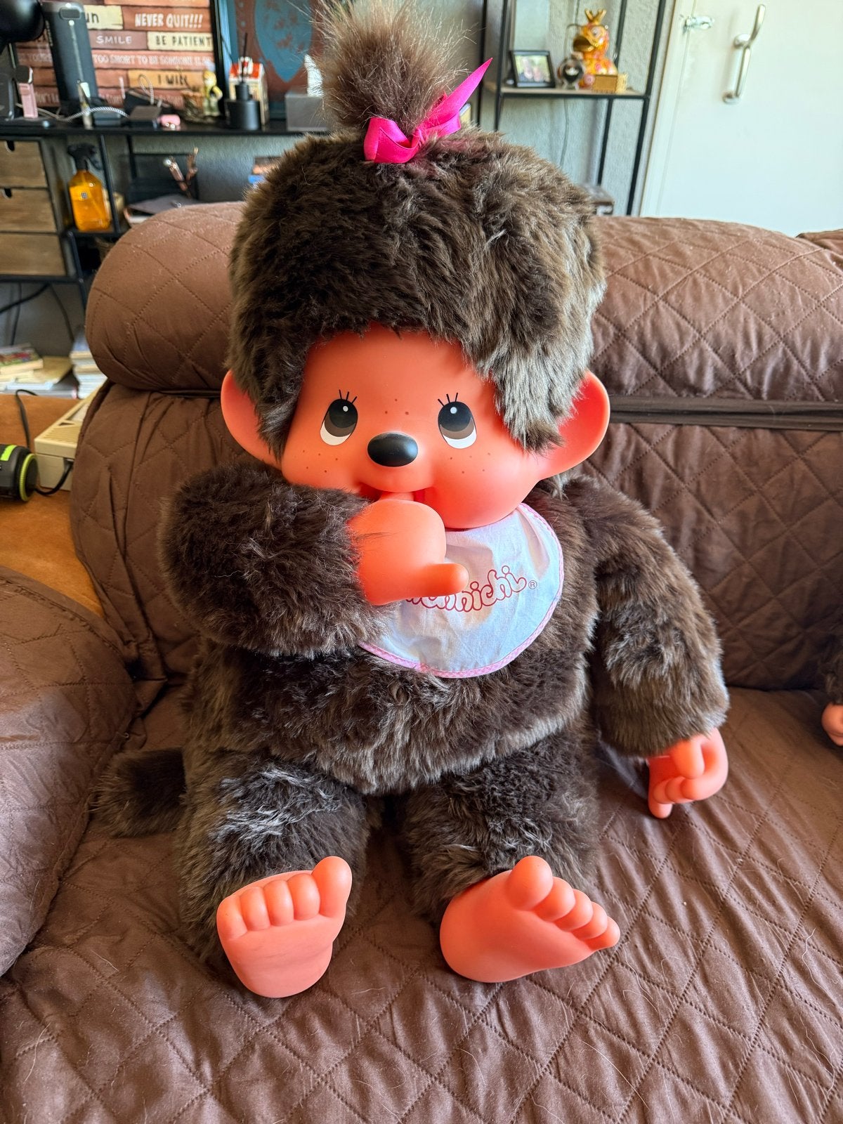 Grote Monchhichi pop met slabbetje en strik, Overige merken, Overige karakters, Nieuw, Ophalen of Verzenden