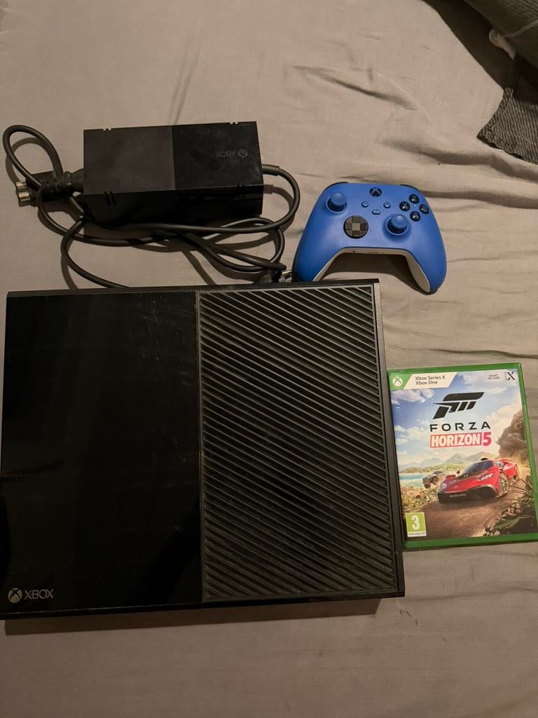 Xbox One, Spelcomputers en Games, Spelcomputers | Xbox One, Ophalen of Verzenden, Zo goed als nieuw, 500 GB, Met 1 controller