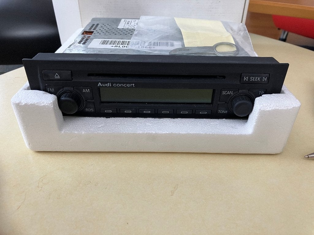 Audi Concert autoradio cd-speler; "nieuw", Auto diversen, Autoradio's, Ophalen of Verzenden, Zo goed als nieuw