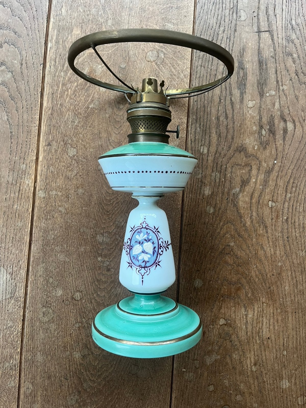 Antieke glazen olielamp - groen en wit met bloemmotief, Antiek en Kunst, Antiek | Glas en Kristal, Ophalen