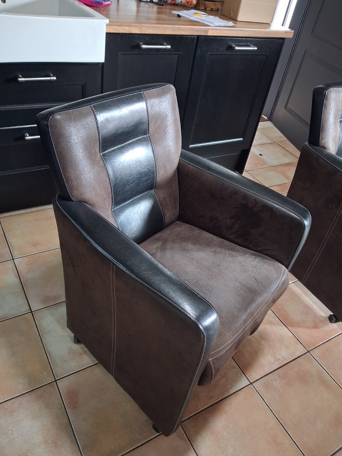 8 leren eetkamerstoelen met wieltjes, Huis en Inrichting, Stoelen, Gebruikt, Bruin, Leer, Ophalen of Verzenden