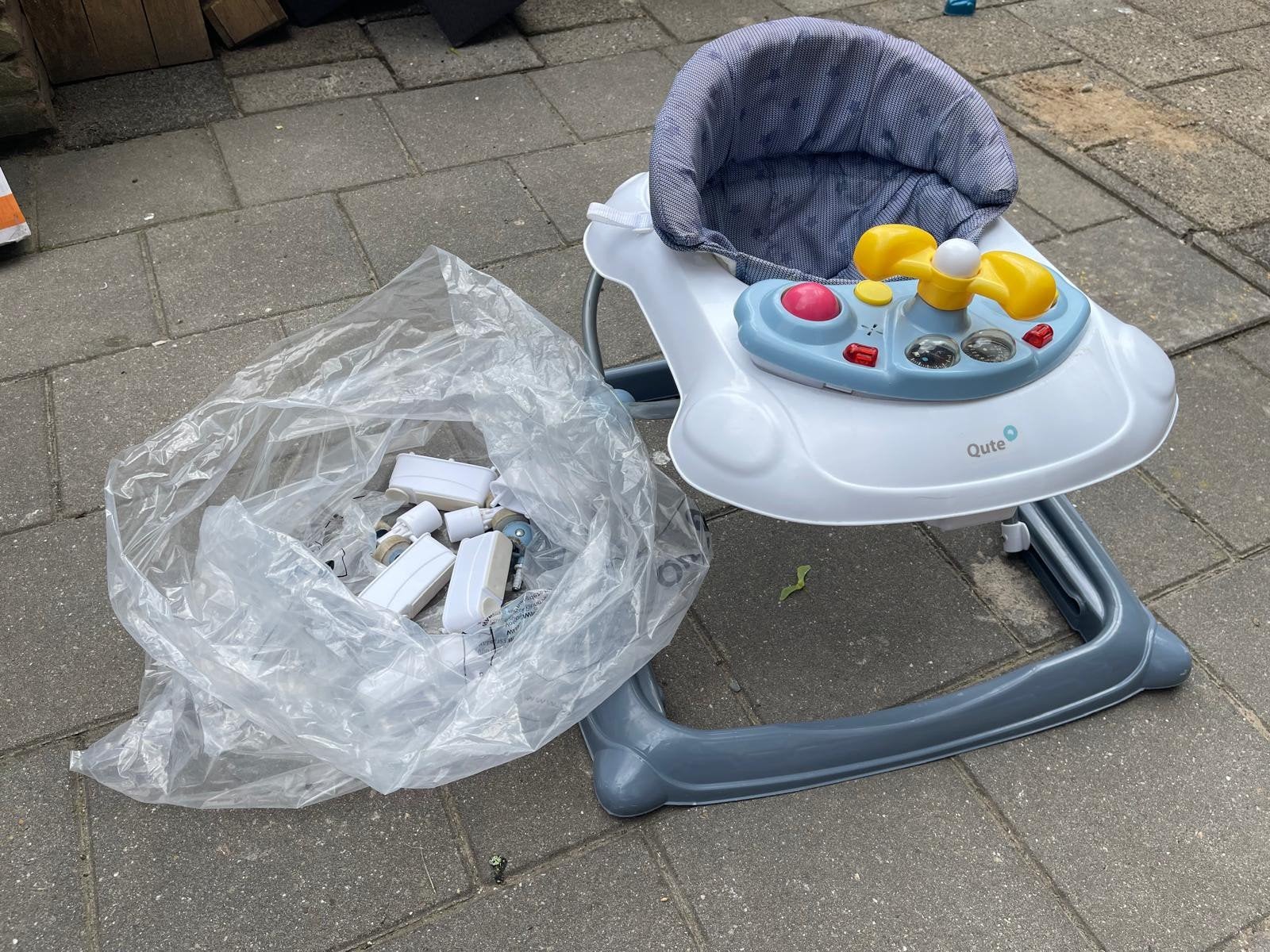 Qute loopwagen voor baby – netjes en compleet, Kinderen en Baby's, Overige Kinderen en Baby's, Ophalen of Verzenden, Gebruikt