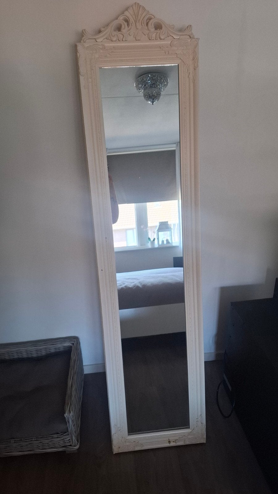 Grote witte spiegel met sierlijke lijst, Huis en Inrichting, Woonaccessoires | Spiegels, Ophalen, Gebruikt, 150 tot 200 cm, Rechthoekig