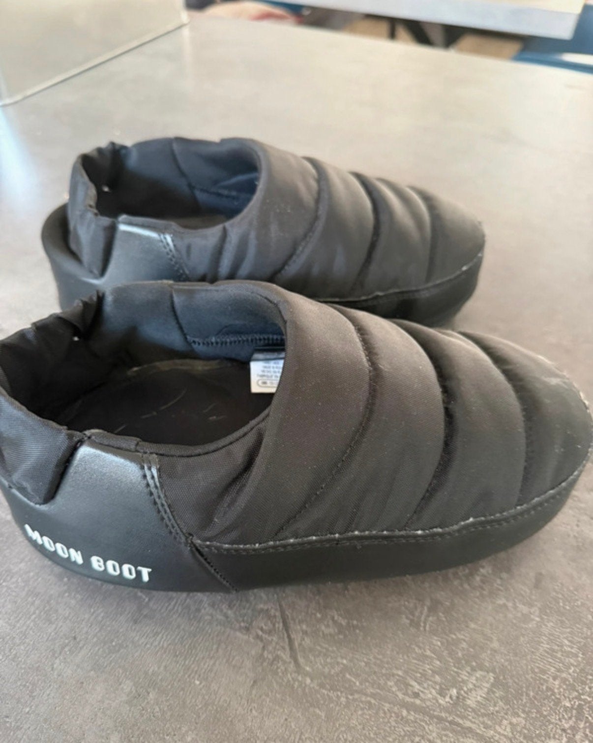 Moon Boot pantoffels/sloffen maat 39/40, Ophalen of Verzenden, Gedragen, Zwart, Pantoffels of Sloffen