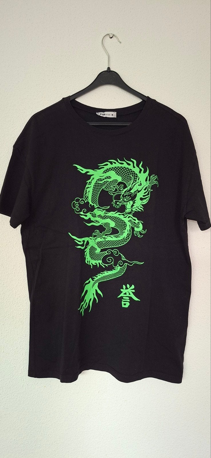 Zwart t-shirt met neon groene draak maat M, Ophalen of Verzenden, Zo goed als nieuw, Maat 48/50 (M), Zwart