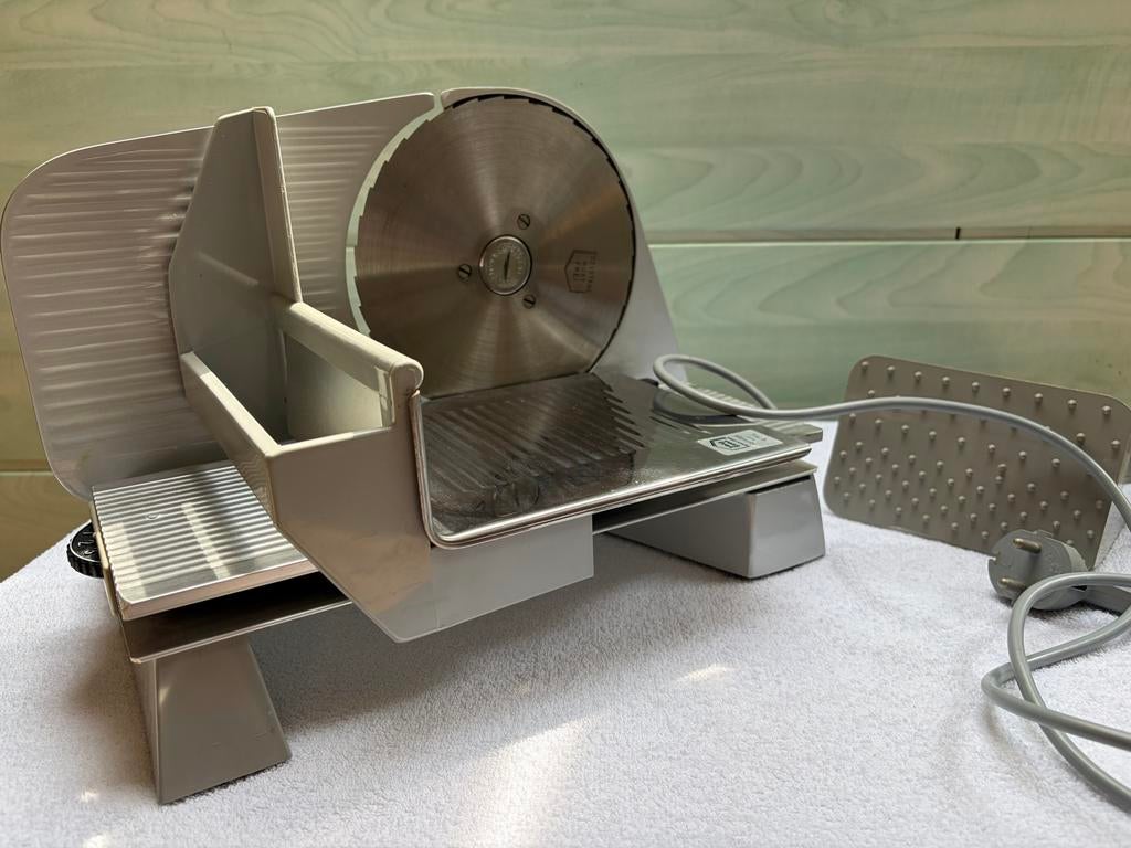 Vleeswaren snijmachine - Perfect voor thuisgebruik, Huis en Inrichting, Keuken | Keukenbenodigdheden, Ophalen, Gebruikt, Metaal