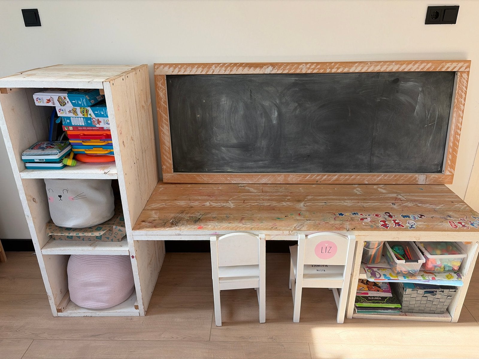 Zelfgemaakt kinderbureau met kast en krijtbord, Ophalen, Opbergruimte, Gebruikt, Hout