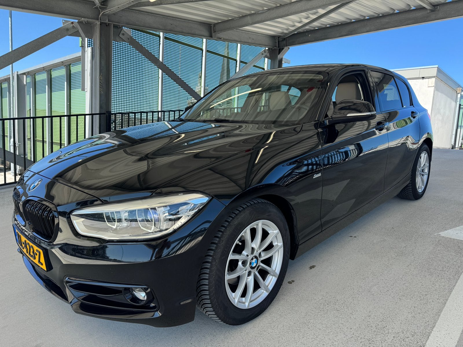 BMW 118i Sport | Leder | Sportstoelen | Automaat | Gr Navi!, 1295 kg, Zwart, Origineel Nederlands, Bedrijf