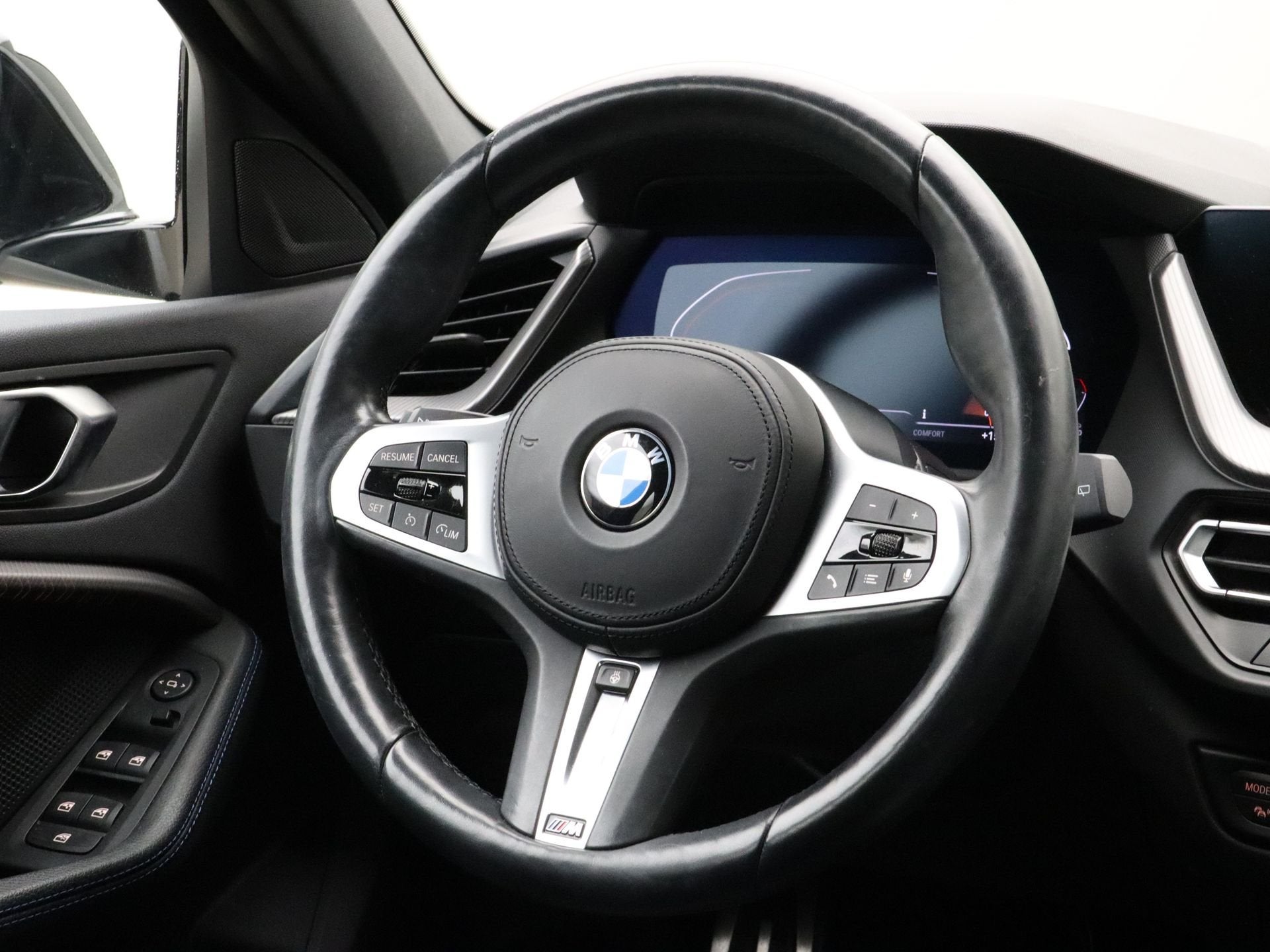 BMW 1 Serie 118i M-sport (bj 2022, automaat), Dealer onderhouden, Gebruikt, Met garantie (alle), Wit