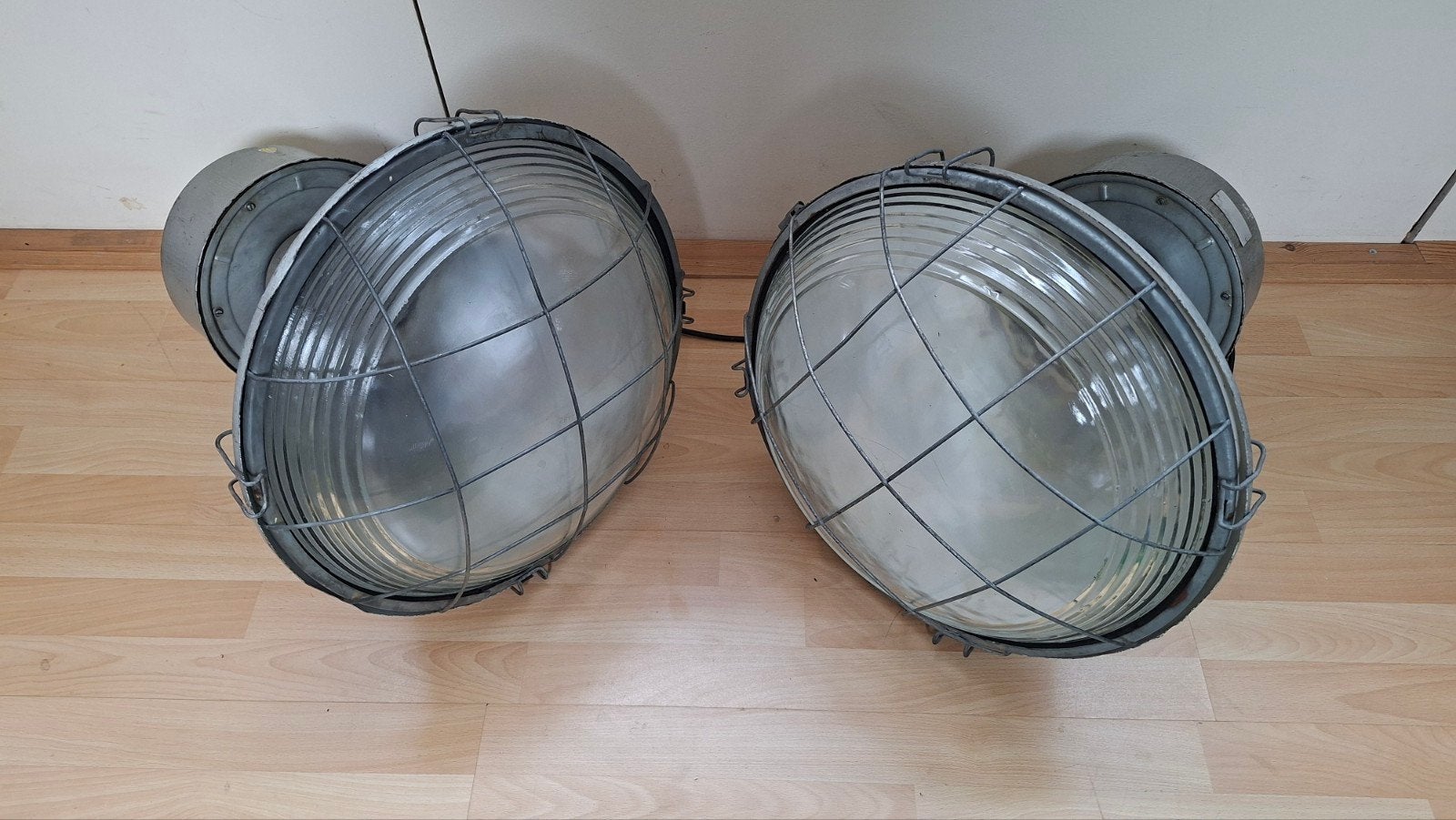 TE KOOP: 2 x oude Poolse Fabrieks Hanglamp, Huis en Inrichting, Ophalen, Gebruikt, E27 (groot), Fabriekslamp