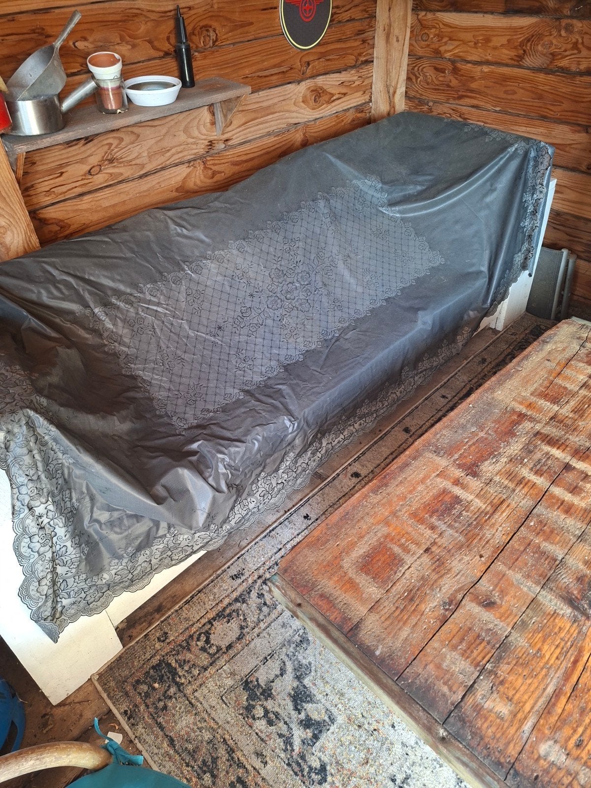 Comfortabele Hoekbank met Zwarte Kussens, Ophalen, Hout, Gebruikt, Hoekbank