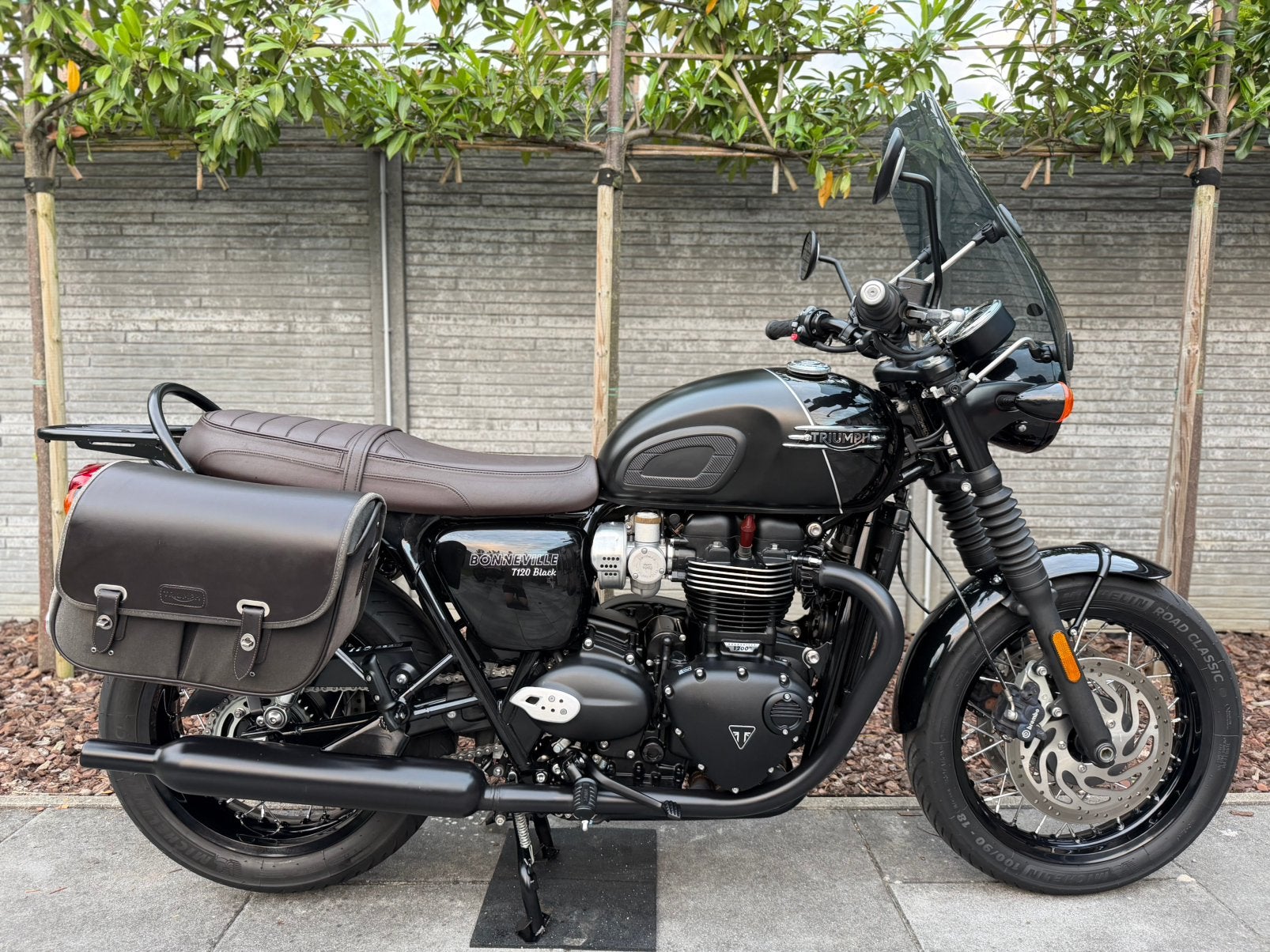 Triumph Bonneville T120 BLACK / 2023 / 5700 KM / BTW MOTOR /, 2 cilinders, Occasion, Bedrijf, Meer dan 35 kW
