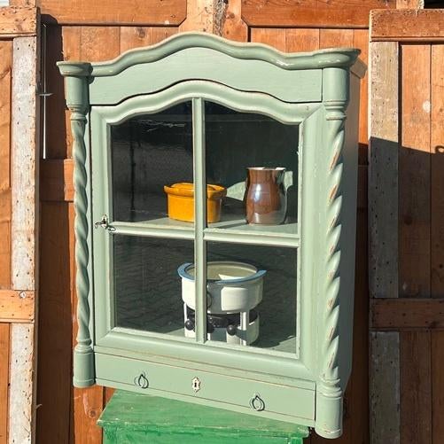 Vitrine kast 1930 groen sier pronk 76 x 38,5 x 86,5 cm hang, Huis en Inrichting, Kasten | Vitrinekasten, Ophalen, Gebruikt, Met deur(en)