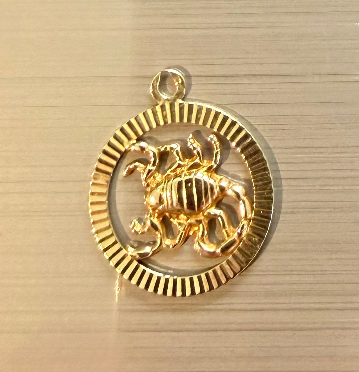 14k Gouden Sterrenbeeld Hanger Schorpioen - Vintage (2.65g), Gebruikt, Ophalen of Verzenden, Goud, Goud