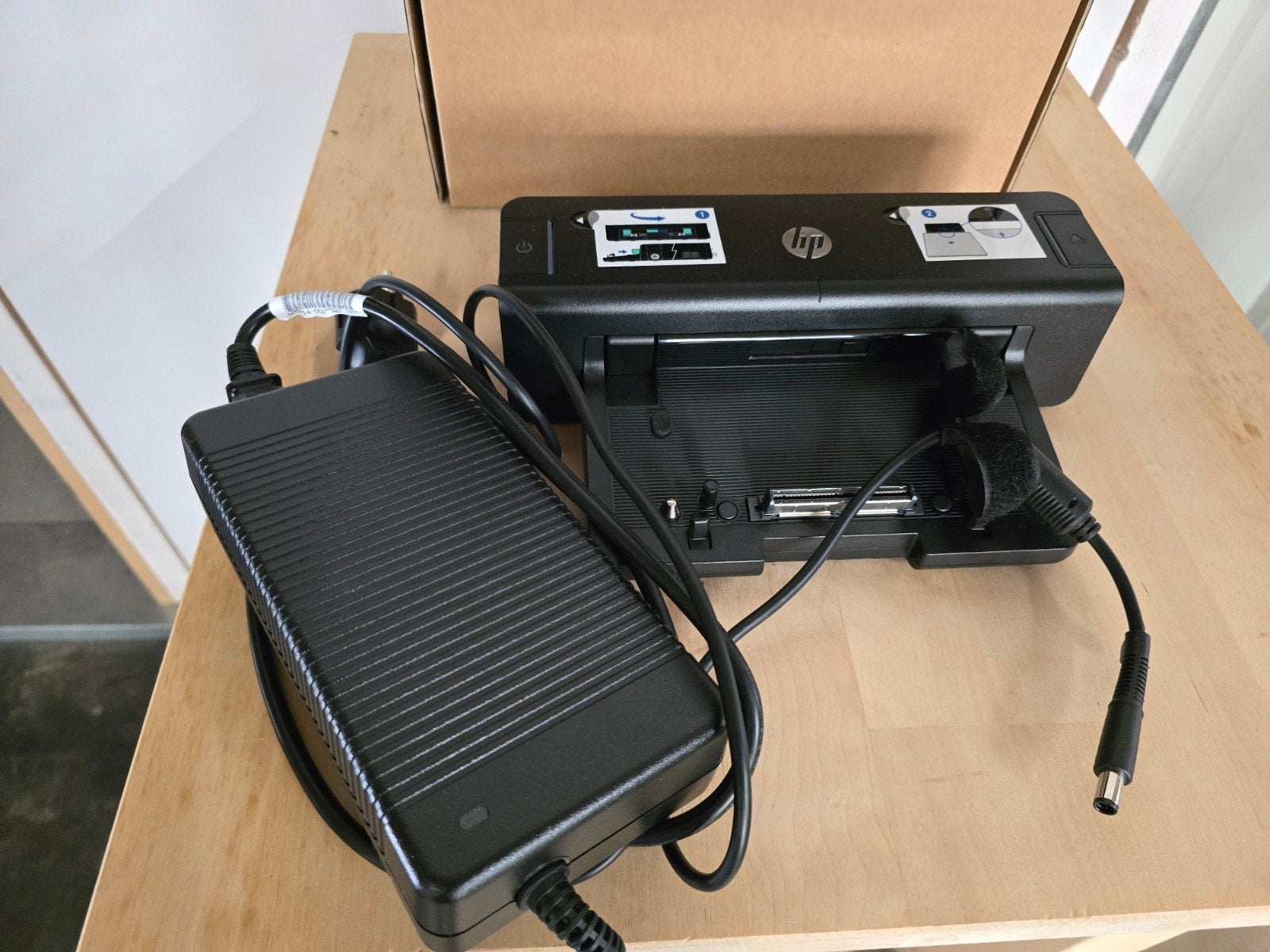 HP Docking Station - p/n: 575324-002, Ophalen of Verzenden, HP, Docking station, Gebruikt