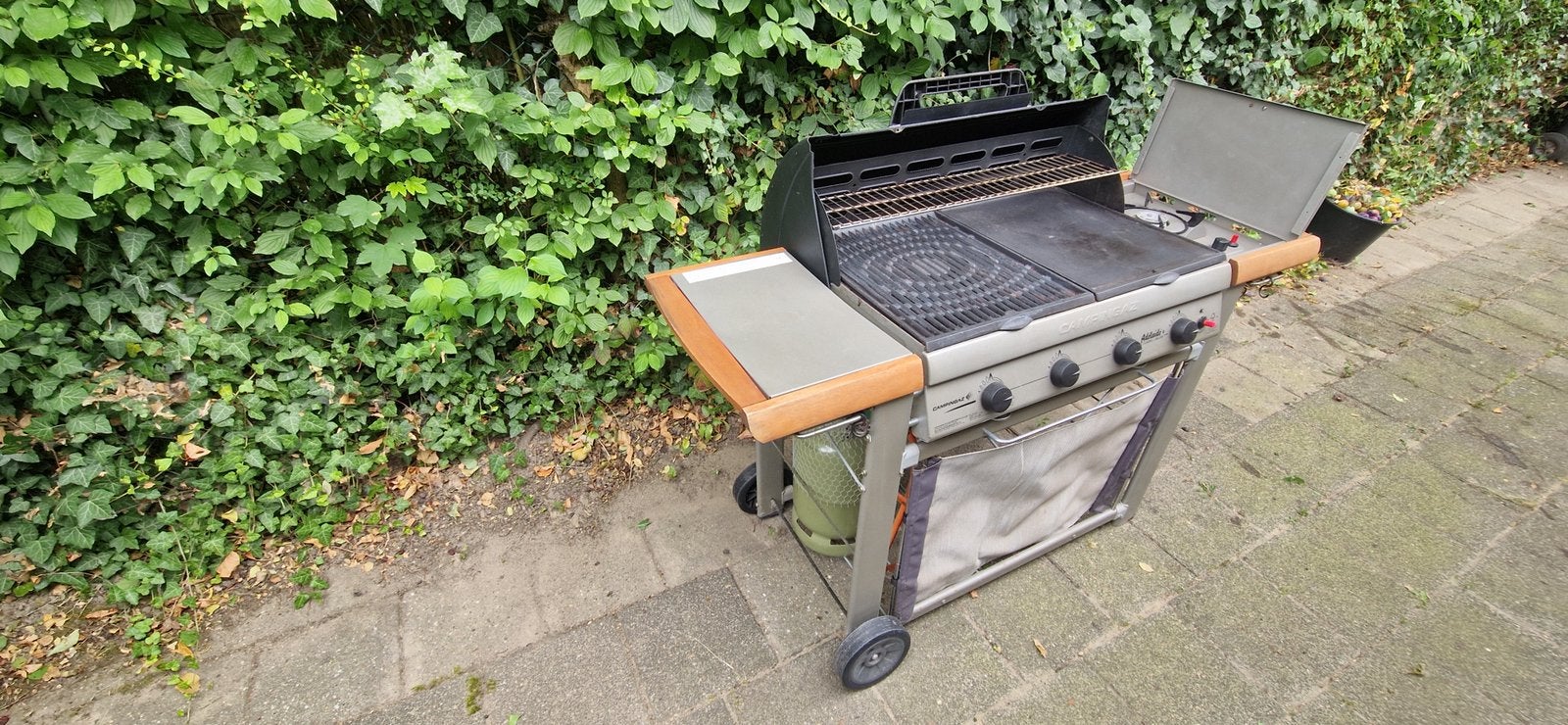 Weinig gebruikte gasbbq van Campingaz adelaine 4 deluxe., Ophalen, Zo goed als nieuw