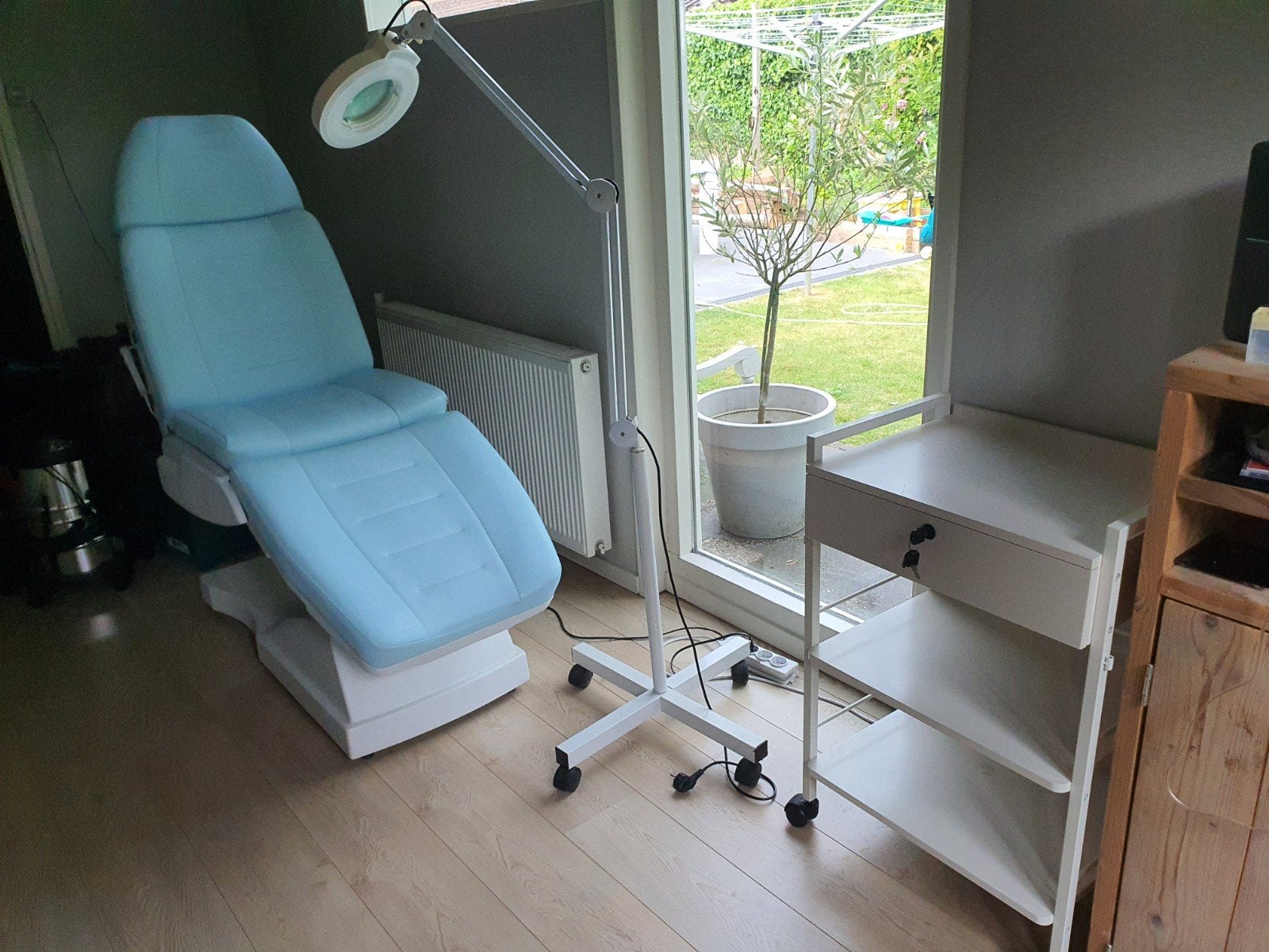 Behandelstoel met verwarming en trolley/loeplamp, Ophalen