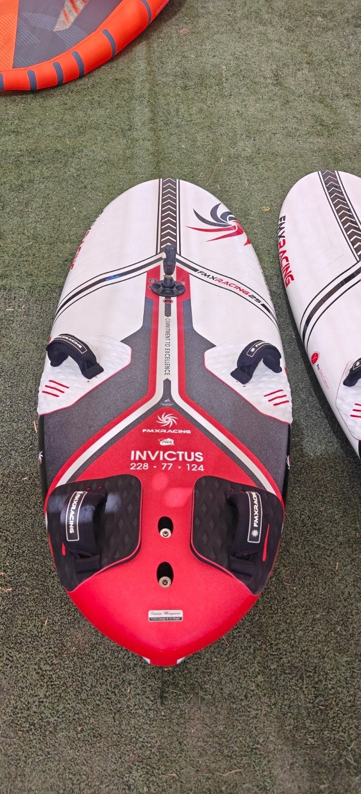FMX Racing Invictus 108 en 124 ZGAN, Watersport en Boten, Windsurfen, Met voetbanden, Minder dan 250 cm, Zo goed als nieuw, Plank