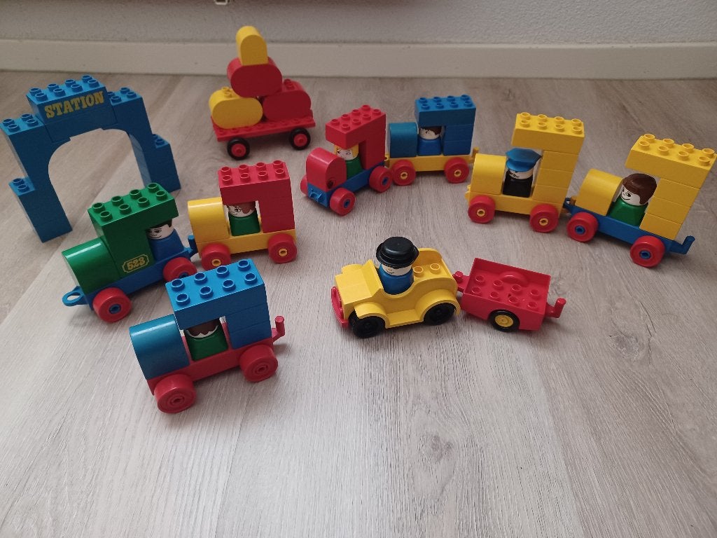 Vintage Duplo trein, station, Kinderen en Baby's, Speelgoed | Duplo en Lego, Ophalen of Verzenden, Gebruikt, Inclusief extra onderdelen