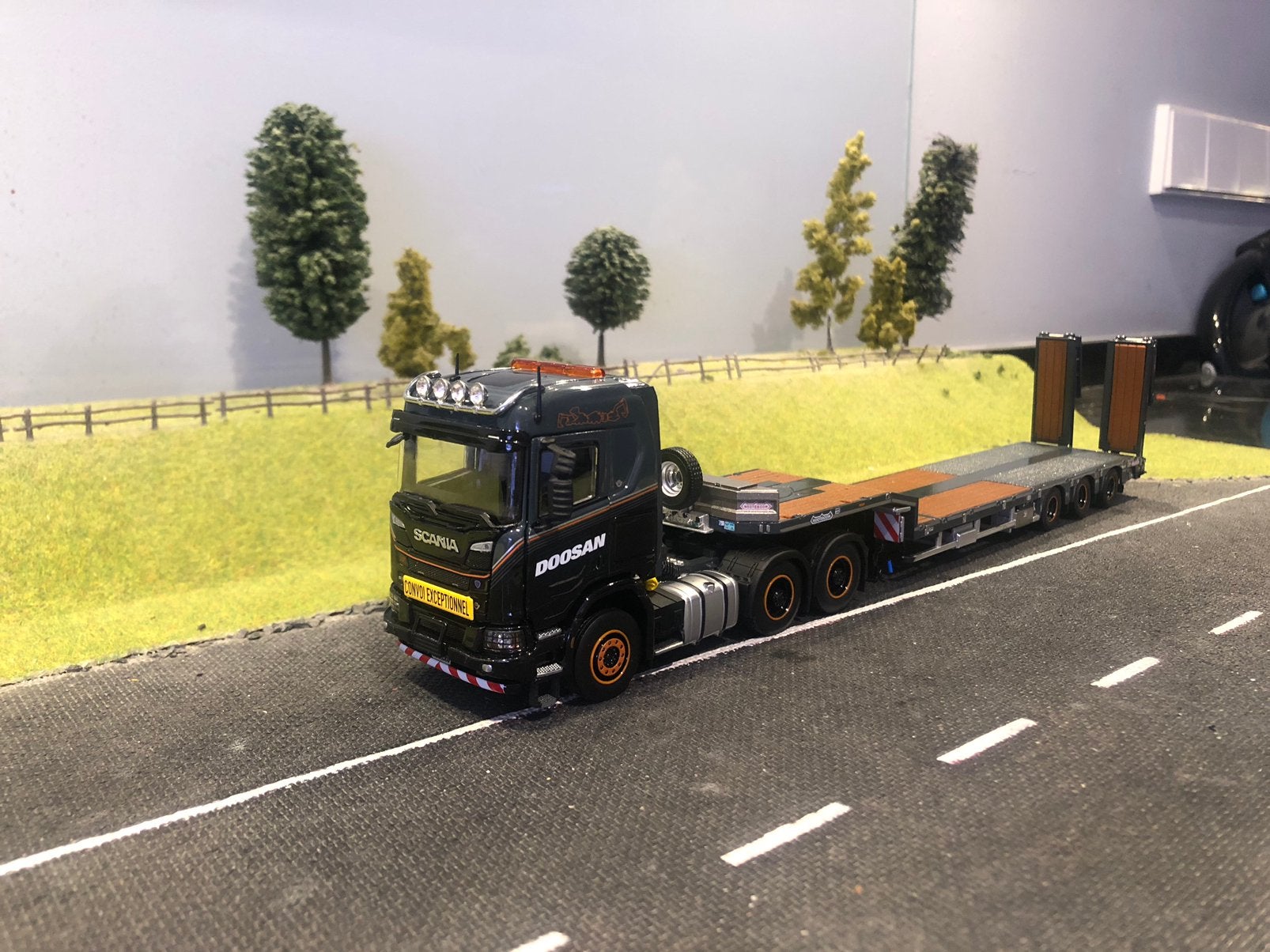 Scania next met oprij dieplader van Doosan, Hobby en Vrije tijd, Modelauto's | 1:50, Ophalen of Verzenden, Zo goed als nieuw, Bus of Vrachtwagen
