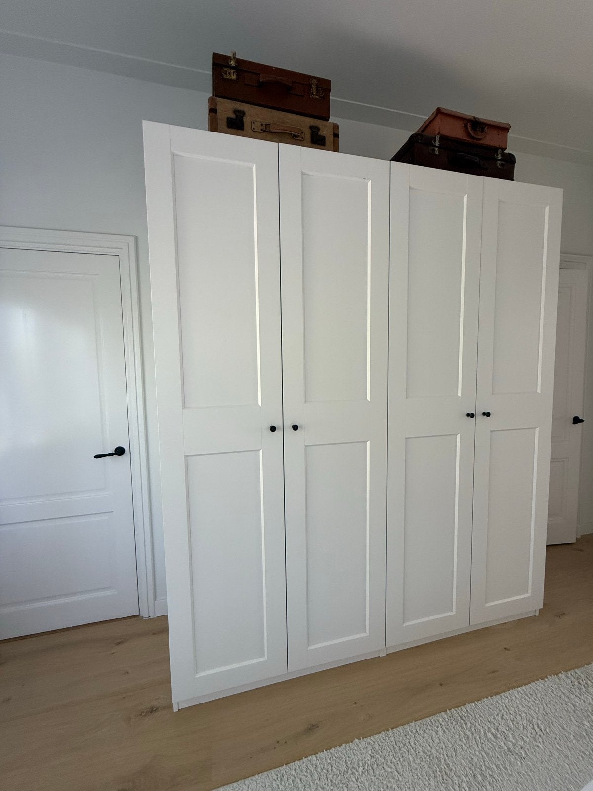Witte kledingkast met 4 deuren en veel opbergruimte, Ophalen, Gebruikt, 200 cm of meer, 150 tot 200 cm