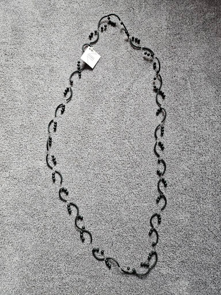 Ketting zwarte staafjes, bolletjes,metaaldraad. Materia, Sieraden, Tassen en Uiterlijk, Kettingen, Verzenden, Zo goed als nieuw