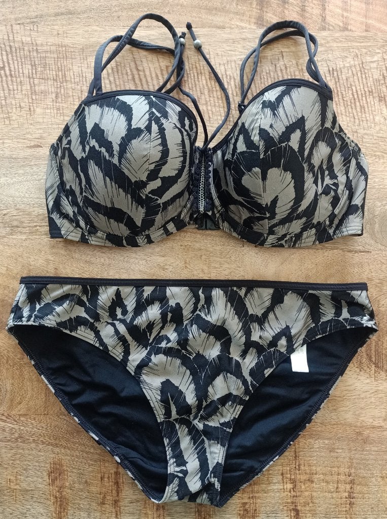 Prima donna bikini 75 E broekje 38 ZGAN grijs zwart 75E, Kleding | Dames, Badmode en Zwemkleding, Zwart, Ophalen of Verzenden