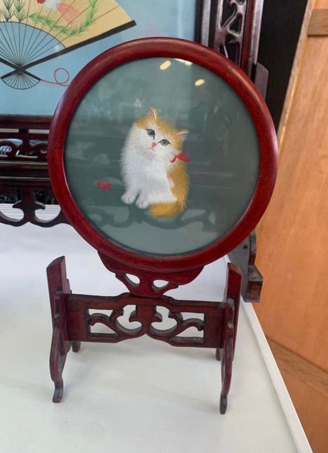 Twee Vintage Chinees geborduurd tafelscherm met poezen, Huis en Inrichting, Ophalen of Verzenden