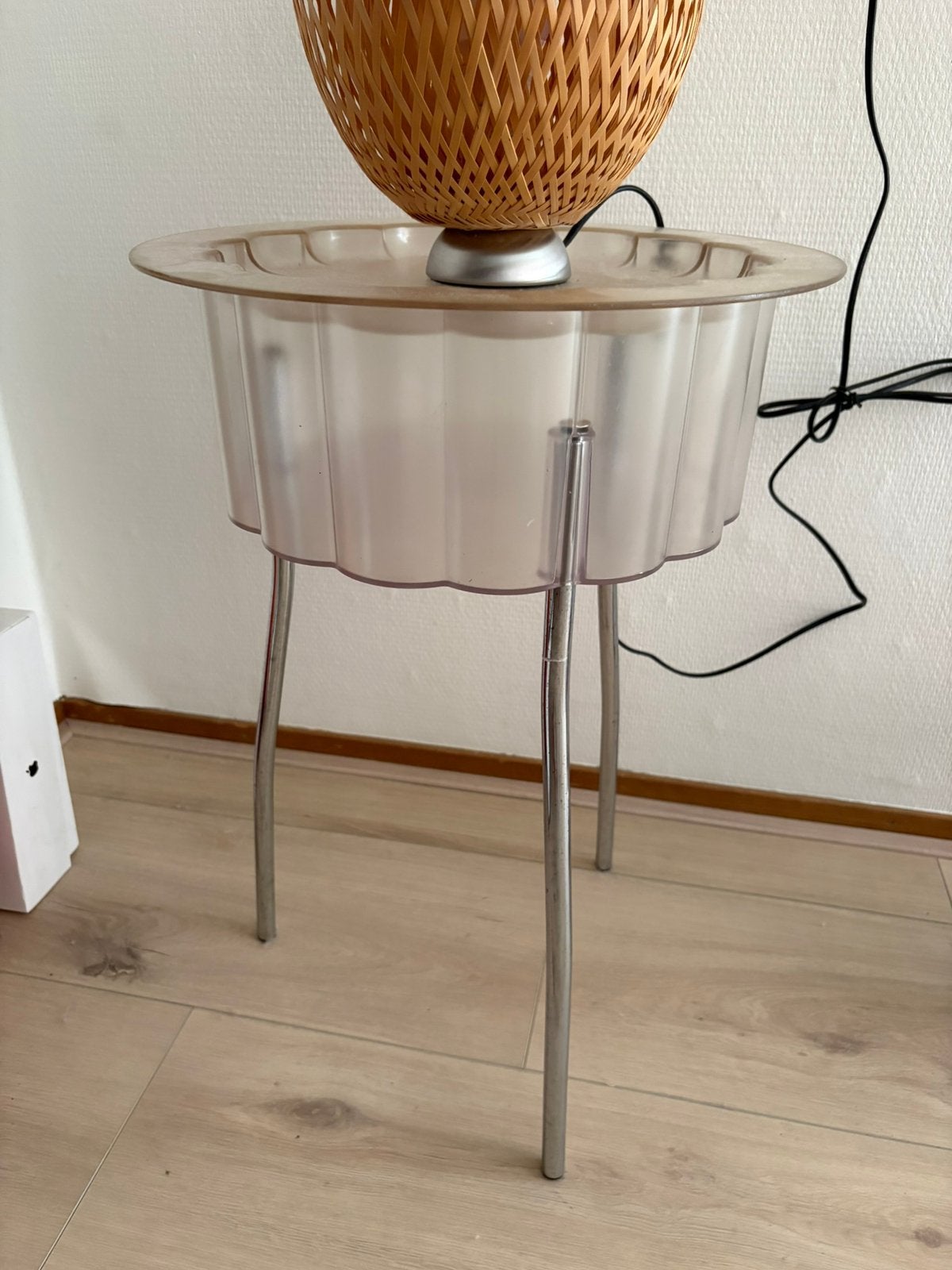 Te gekke bijzettafel van Ikea Hatten, Huis en Inrichting, 45 tot 60 cm, Gebruikt, Vintage retro modern stijlvol, Rond