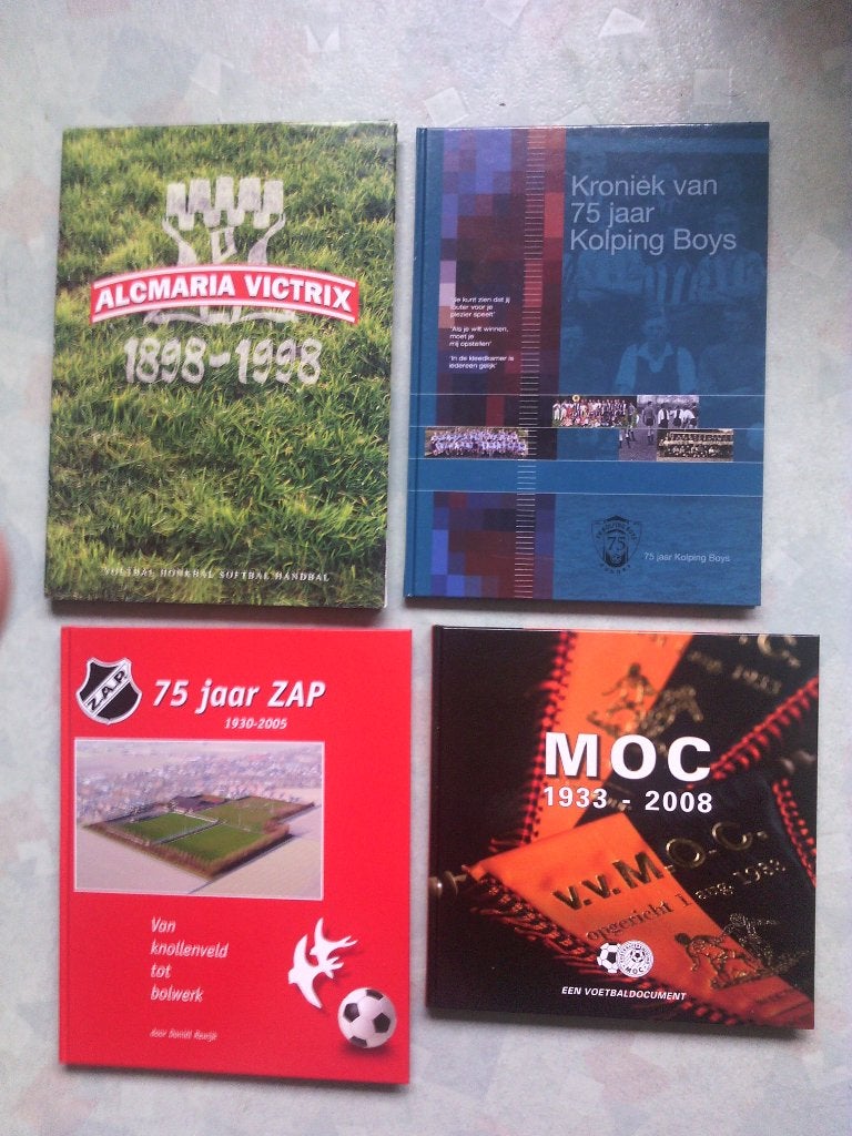 voetbalboeken- Jubileumboeken Amateurvoetbal ( 11 stuks ), Ophalen of Verzenden, Zo goed als nieuw, Balsport