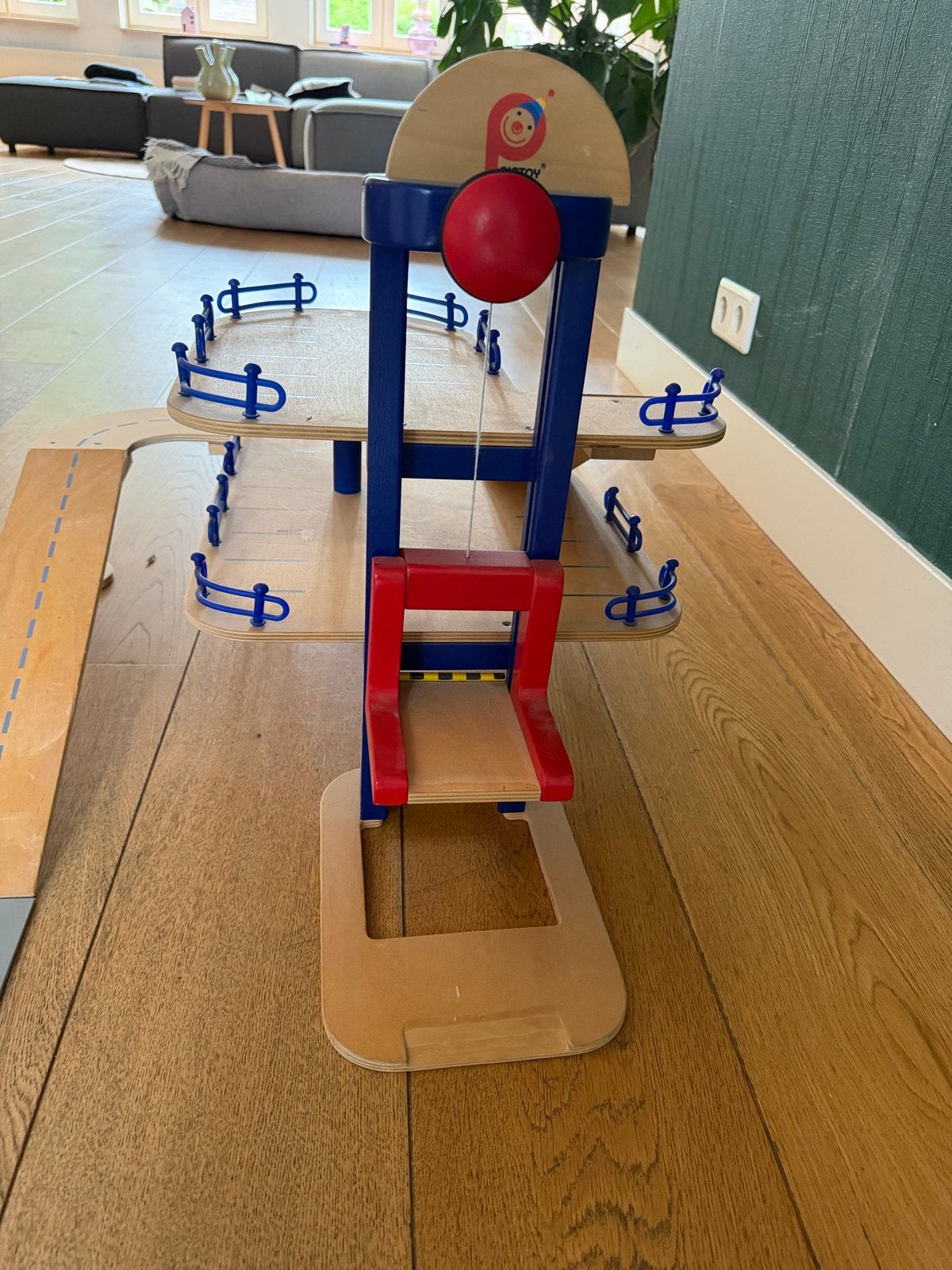 Houten Parkeergarage met Lift en Baan - Pintoy, Kinderen en Baby's, Speelgoed | Houten speelgoed, Ophalen of Verzenden, Gebruikt