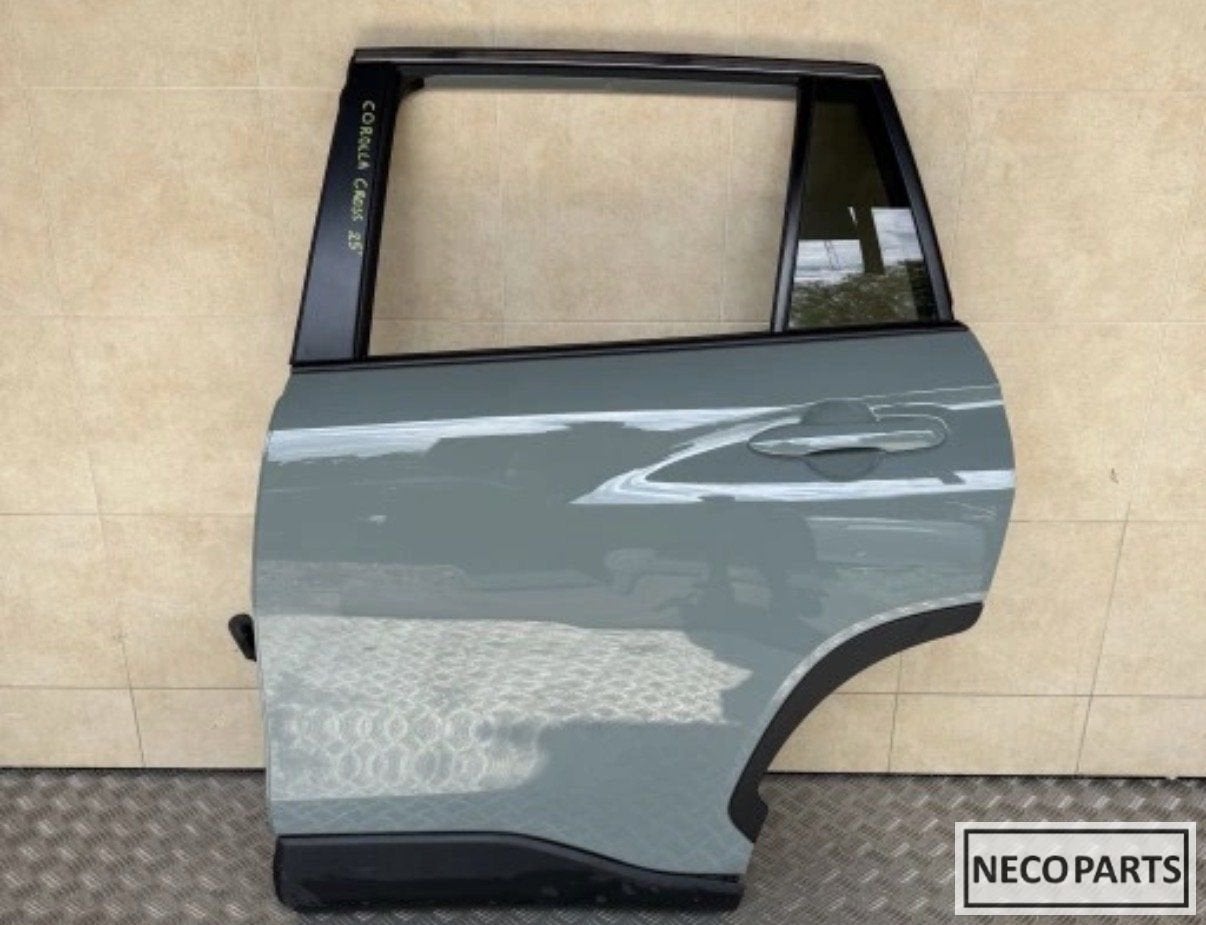 TOYOTA COROLLA CROSS PORTIER DEUR ACHTER LINKS ORIGINEEL, Gebruikt, -, Ophalen of Verzenden, Toyota
