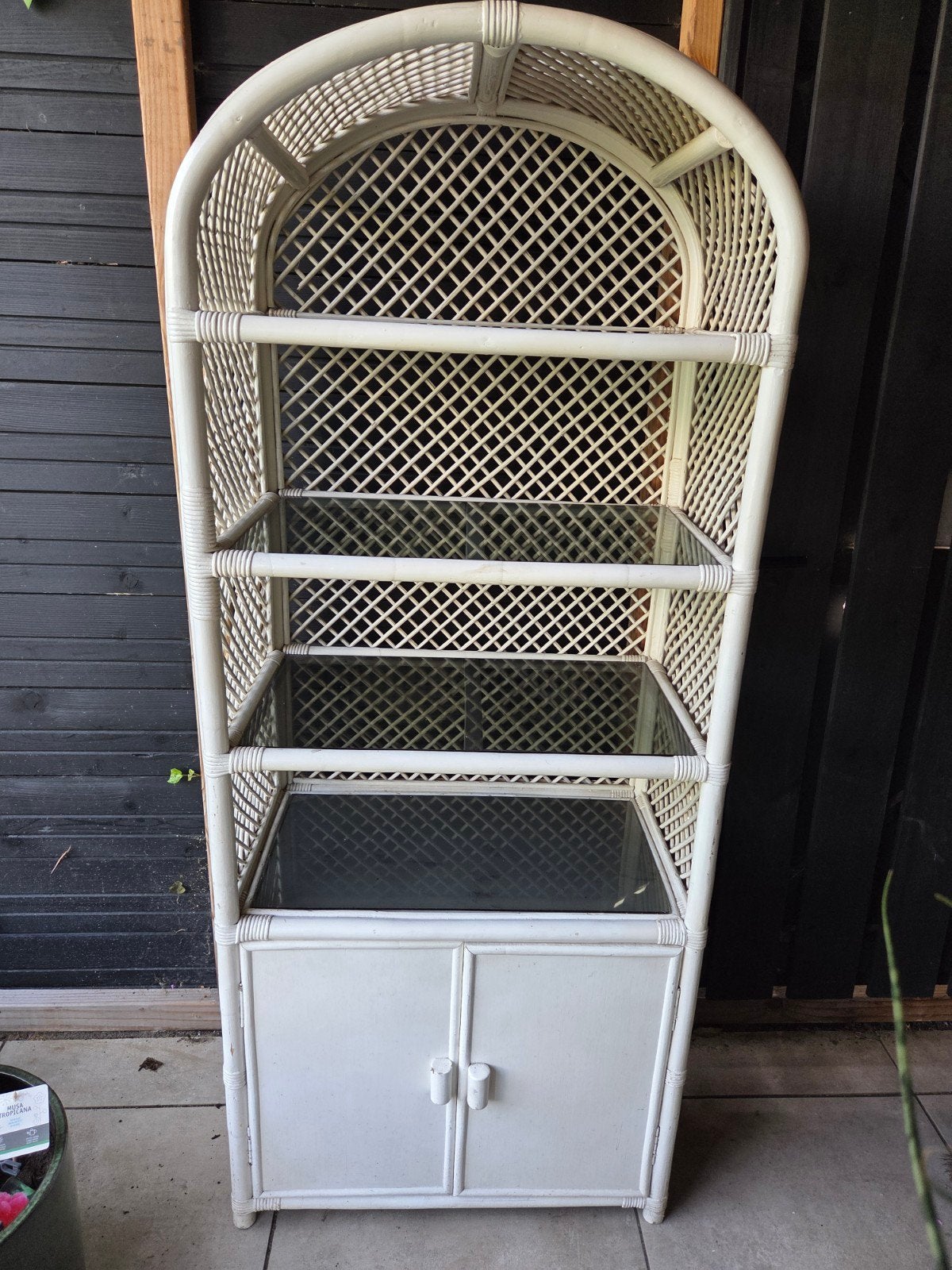 Witte rotan kast met 4 glazen planken, Ophalen, 50 tot 100 cm, 150 tot 200 cm, 25 tot 50 cm