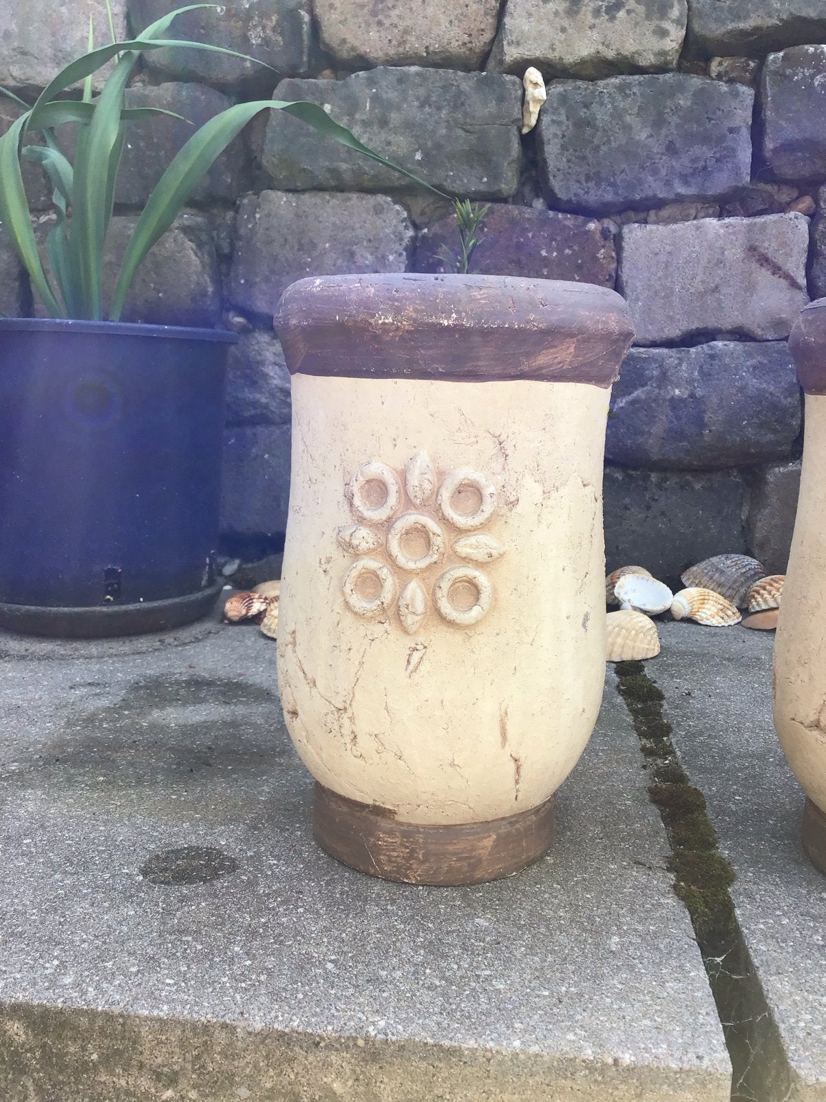 Twee decoratieve tuinvazen met reliëf, Tuin en Terras, Ophalen, Gebruikt