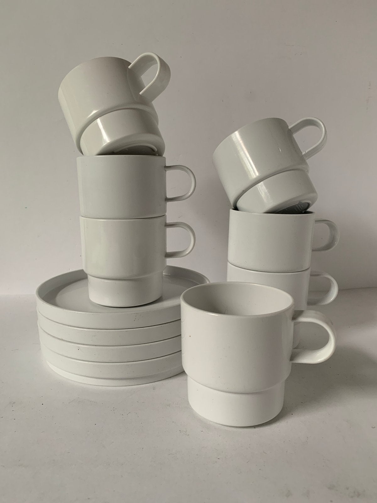 Mepal stapelbaar servies - 7 kopjes en 4 schotels
