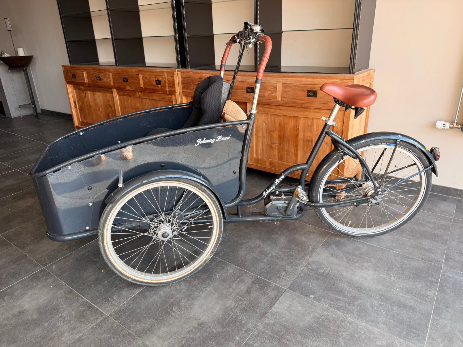 Bakfiets Johnny Loco uit 2020, Ophalen, 4 kinderen of meer, Elektrisch, Zo goed als nieuw