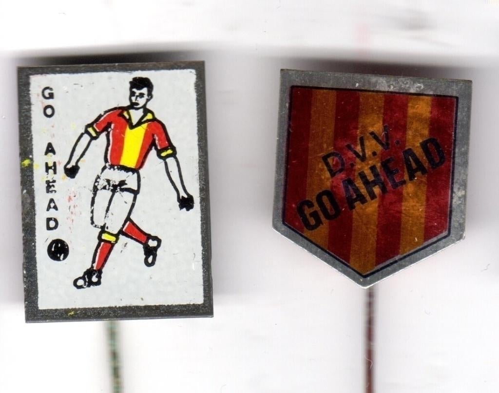 2 speldjes DVV GO AHEAD VOETBAL DEVENTER (A7), Verzamelen, Speldjes, Pins en Buttons, Verzenden, Gebruikt, Overige onderwerpen