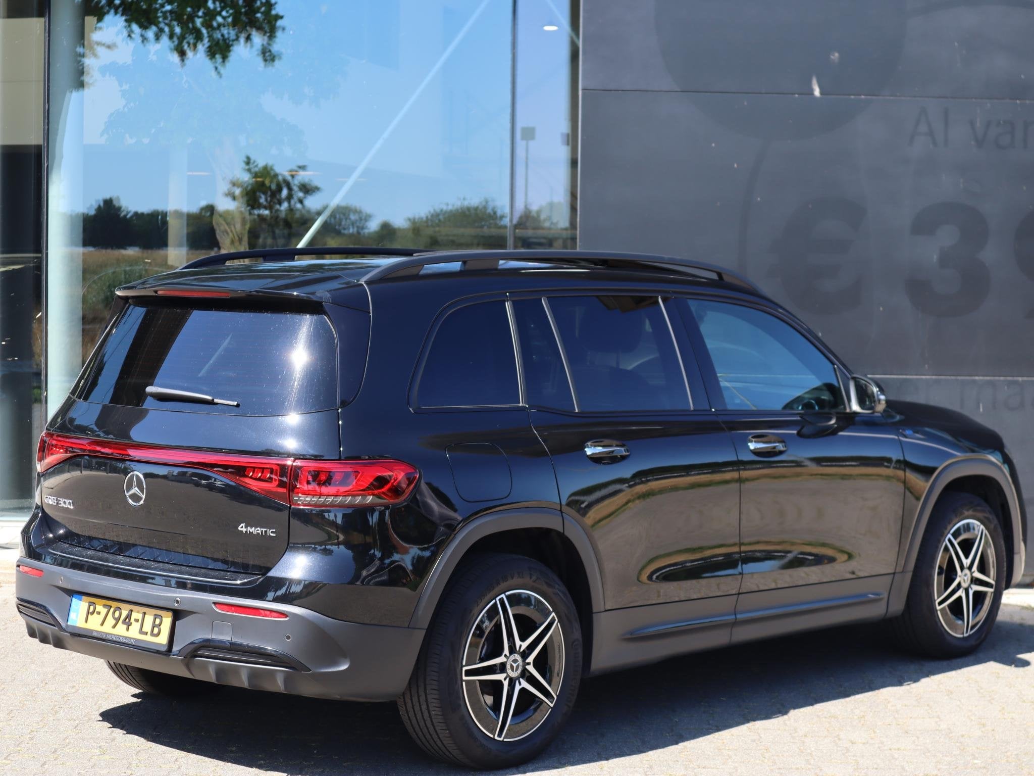 Mercedes-Benz EQB 300 4MATIC AMG Line 7p. 67 kWh, Auto's, Gebruikt, Zwart, Vierwielaandrijving, 2075 kg