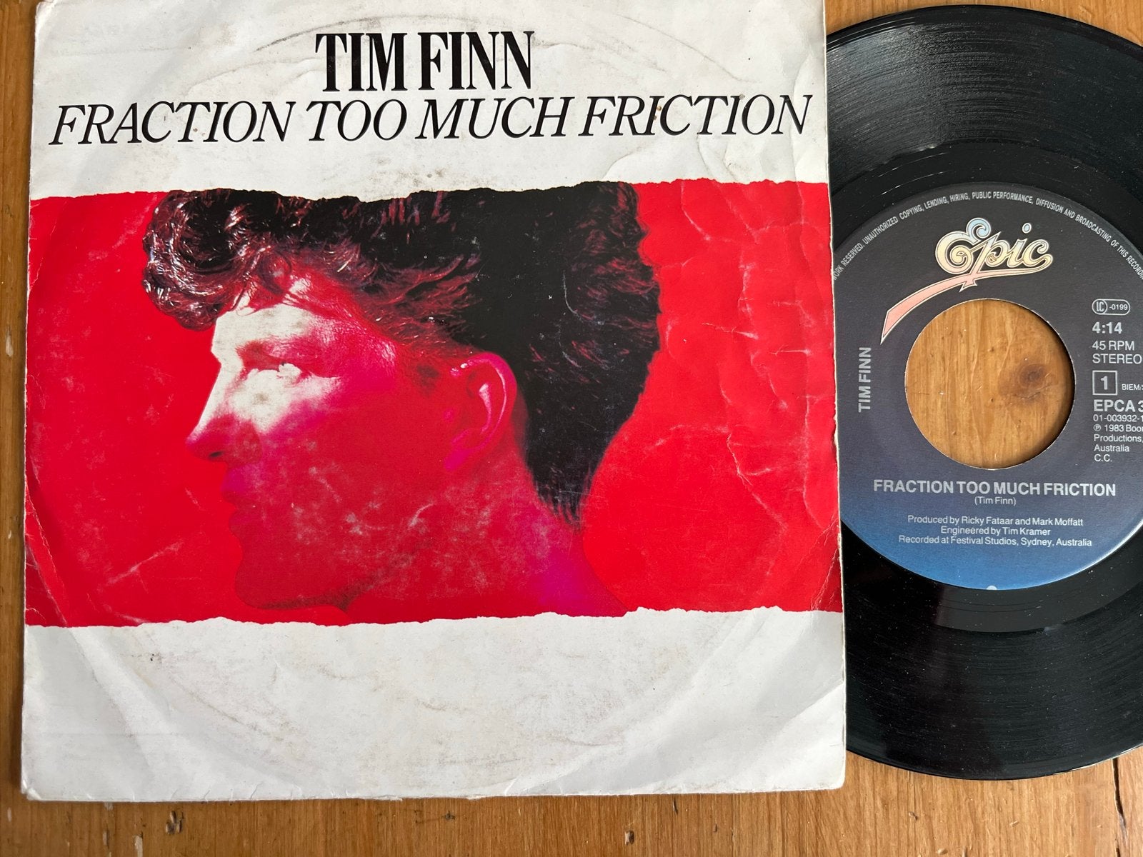 Tim Finn - Fraction Too Much Friction (7 inch vinyl), Gebruikt, 7 inch, Pop, Fotohoes