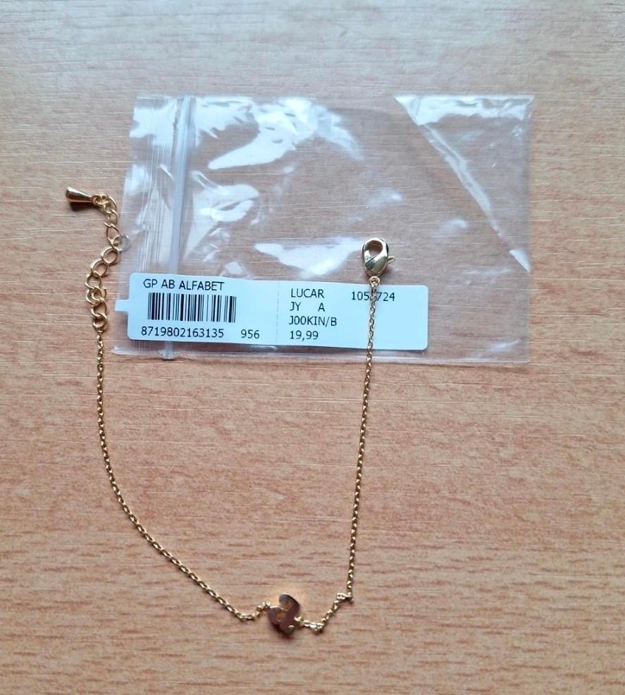 Gouden armband nieuw in verpakking letter A, Nieuw, Ophalen of Verzenden, Met bedels of kralen, Goud
