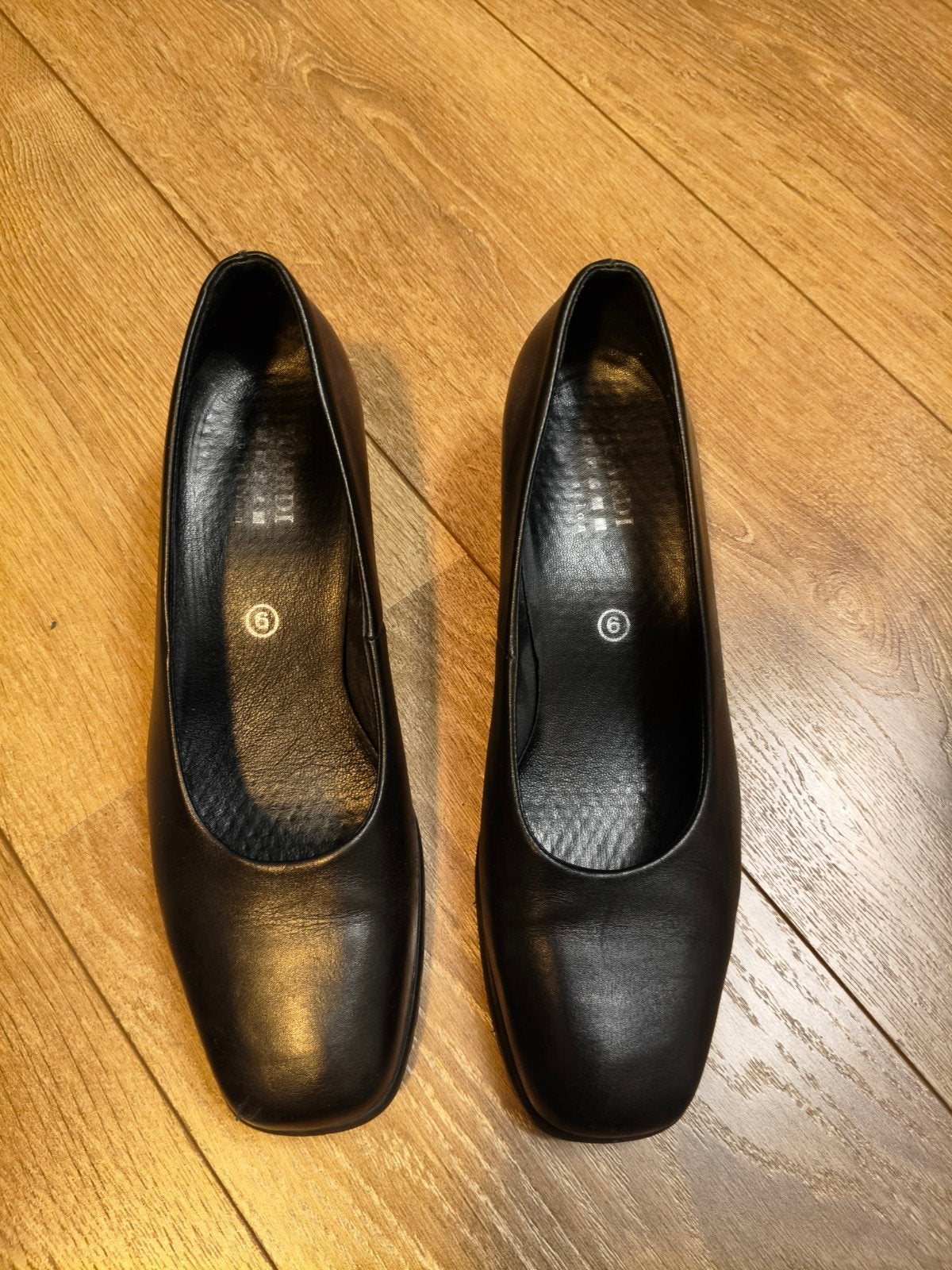 zwarte leren pumps, Ophalen of Verzenden, Zo goed als nieuw, Zwart
