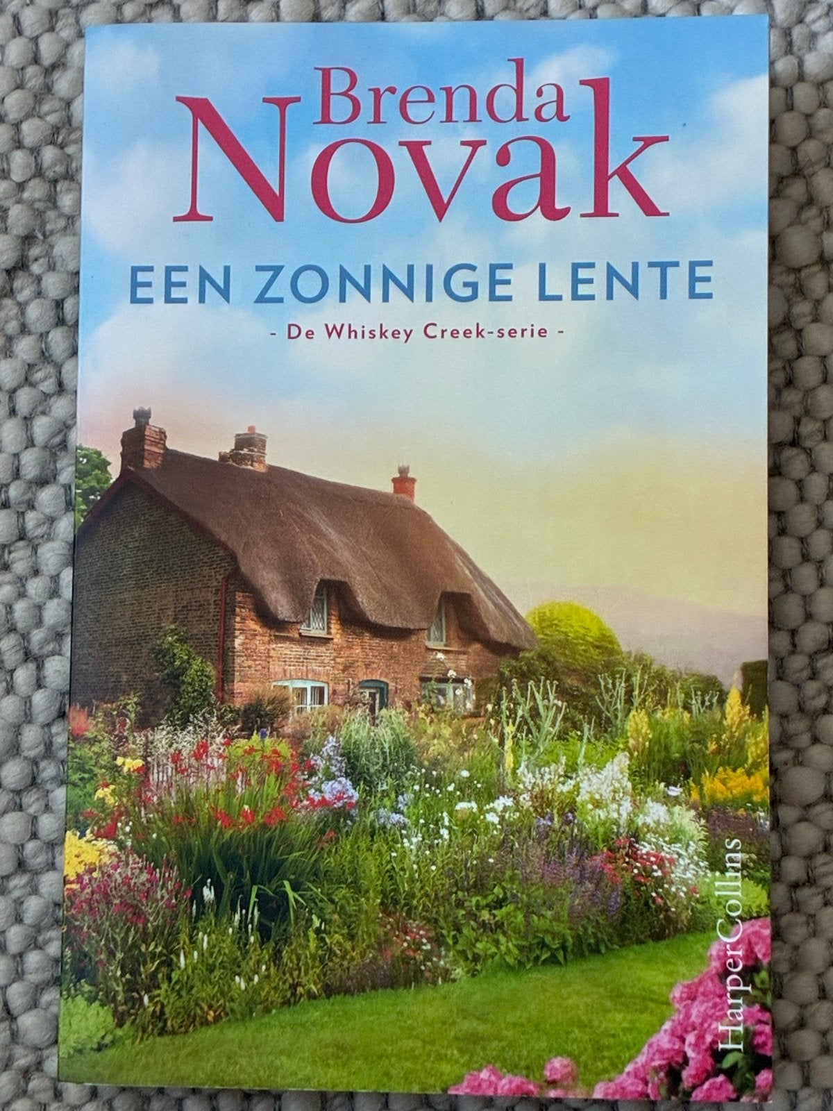 Brenda Novak - Een Zonnige Lente (Whiskey Creek-serie), Boeken, Ophalen of Verzenden, Zo goed als nieuw