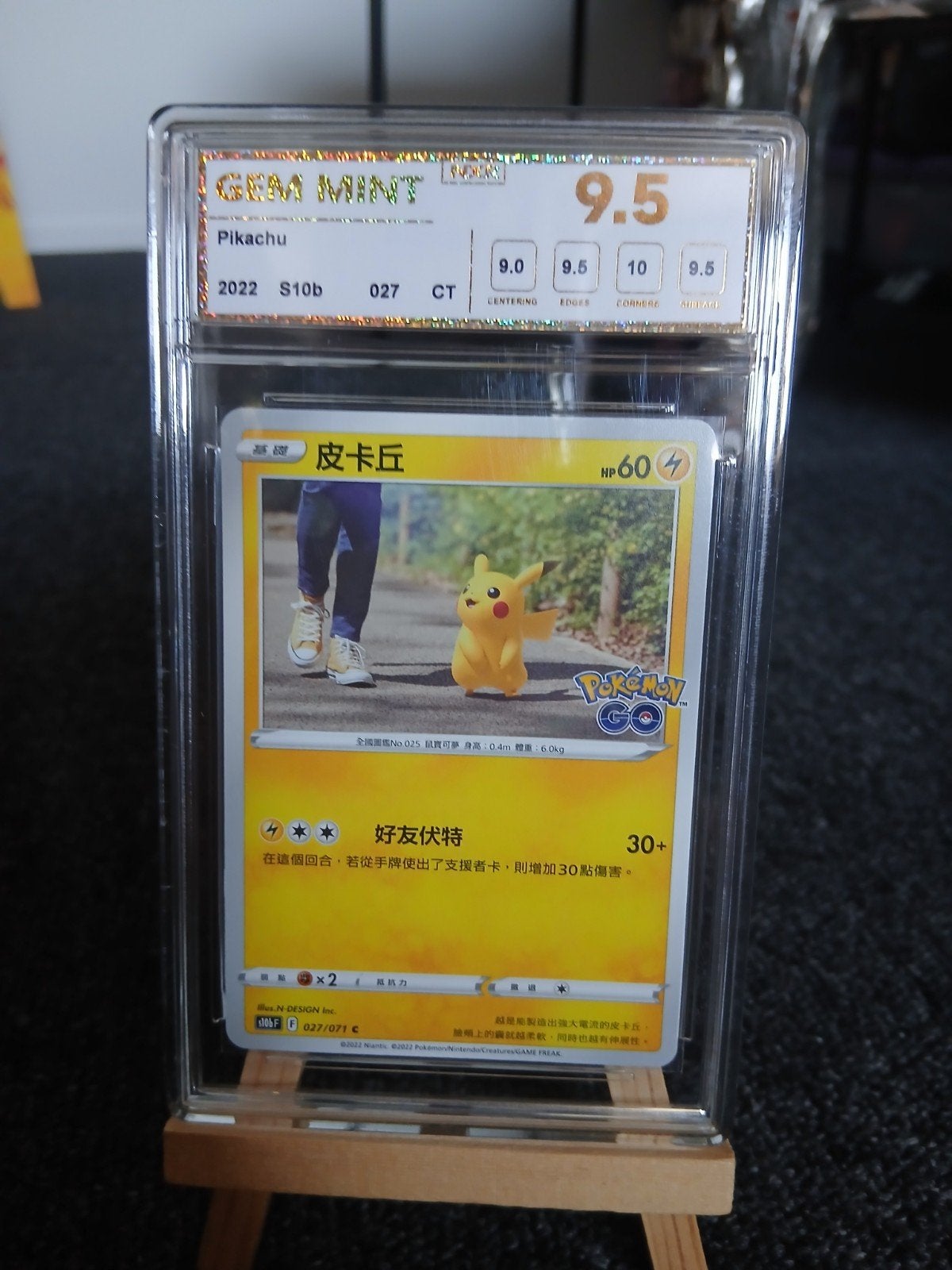 Pikachu Pokémon Go slab NXR 9.5 Graded Kaart, Ophalen of Verzenden, Nieuw, Losse kaart