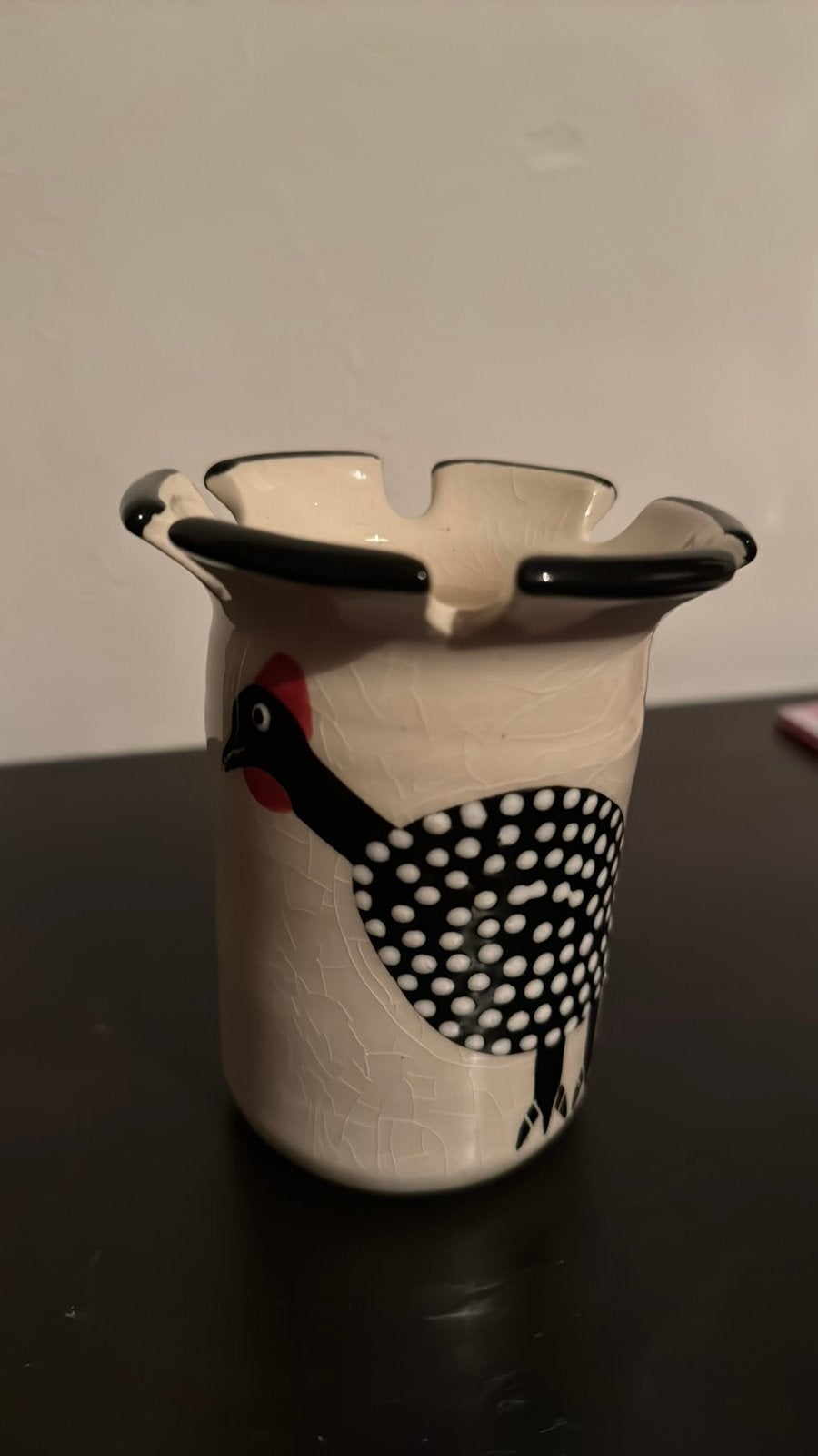 Leuk aardewerk vaasje met handgeschilderd parelhoen motief, Ophalen of Verzenden, Zo goed als nieuw