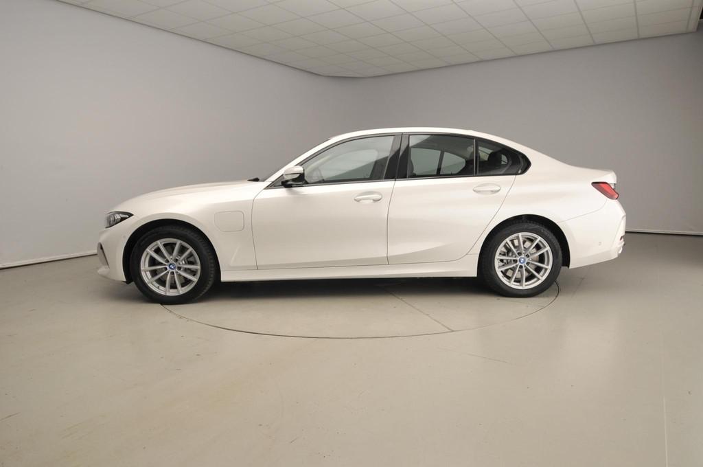 BMW 3 Serie Sedan 320e | LED | Leder | Navigatie | Sportstoe, Auto's, BMW, Achterwielaandrijving, Gebruikt, Euro 6, 4 cilinders