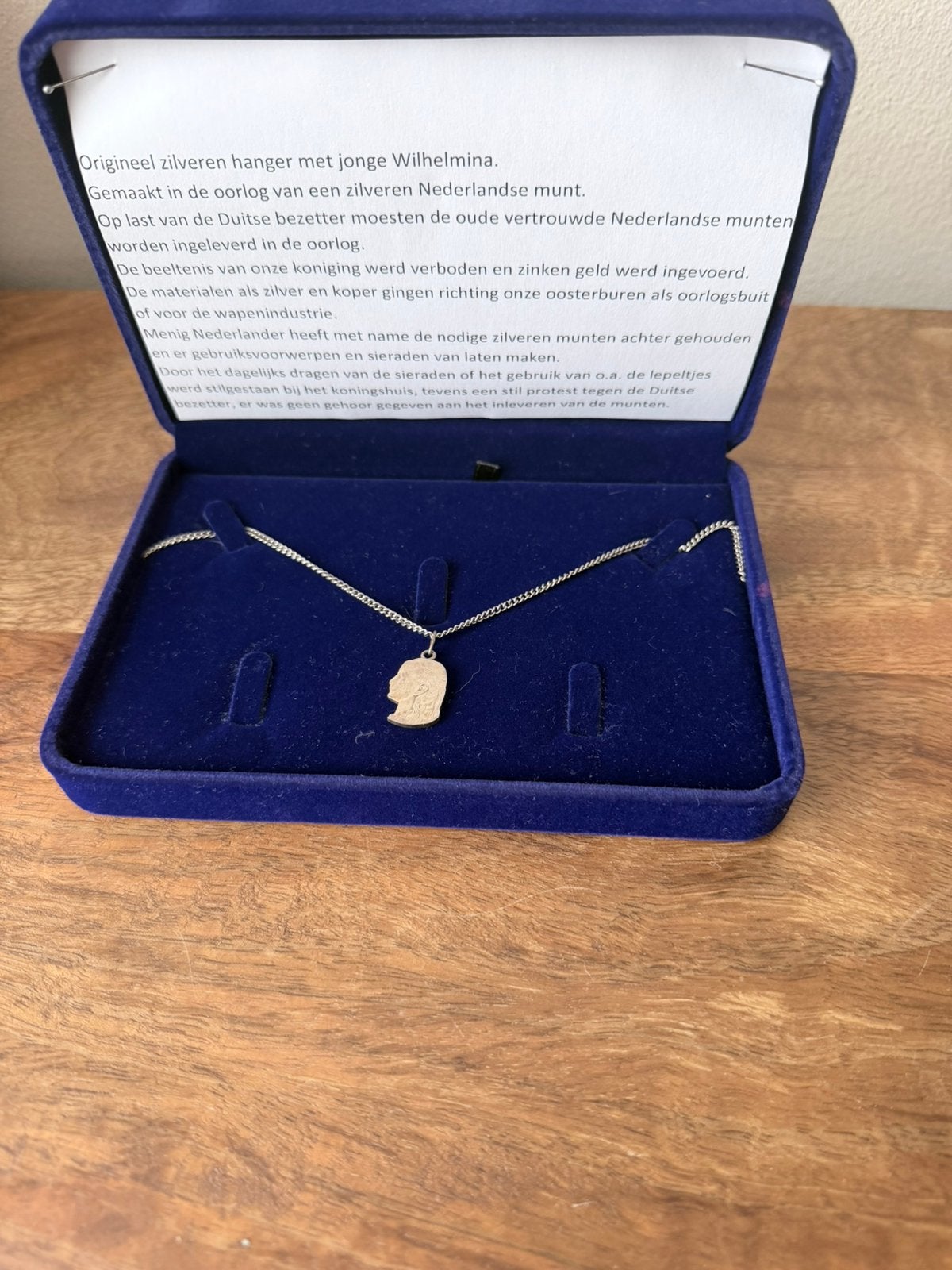 Zilveren hanger – Jonge Koningin Wilhelmina met ketting, Verzamelen, Militaria | Tweede Wereldoorlog, Overige soorten, Overige typen