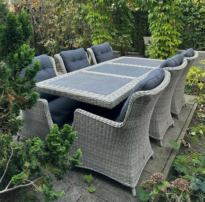 Foto 2 van Luxe Wicker Tuintafel met 6 Stoelen - Zo goed als nieuw