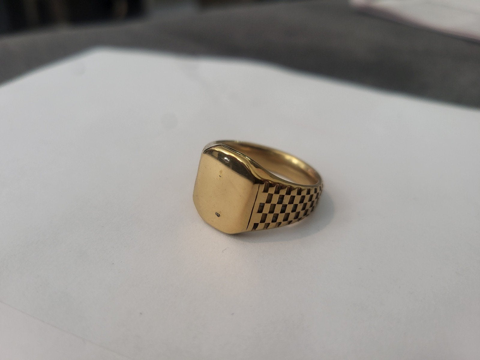 Goudkleurige zegelring - Klassiek en elegant, Ophalen of Verzenden, Zo goed als nieuw, Dame of Heer, Goud
