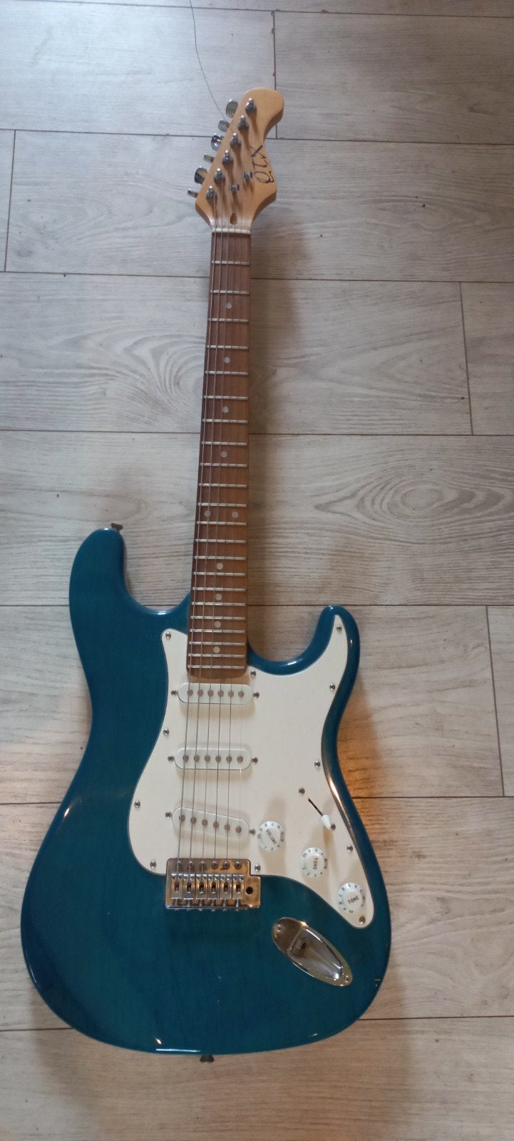QTX gitaar als nieuw met amp., Ophalen, Zo goed als nieuw, Solid body, Overige merken