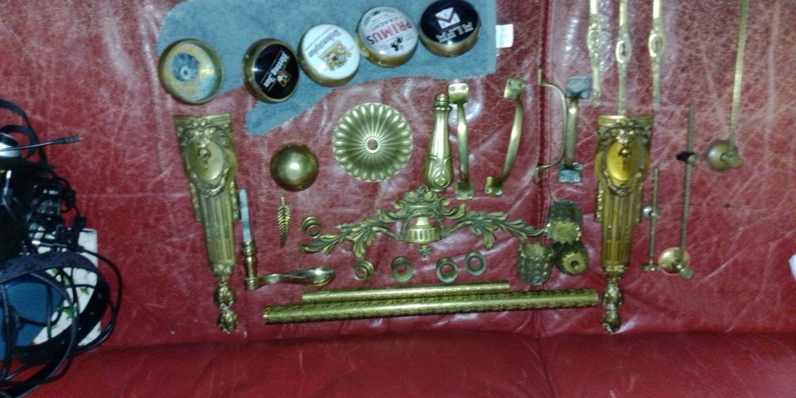 Kastbeslag, meestertekens, double bladgoud & biertap button, Ophalen